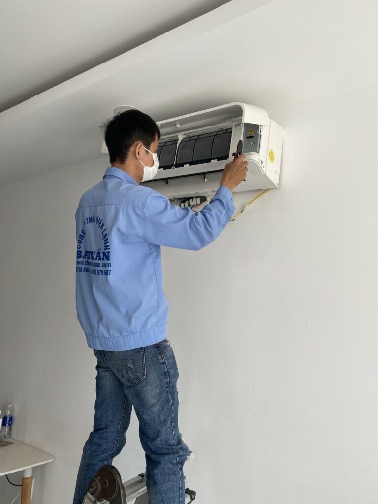 Thợ điện lạnh Bá Tuấn đang tháo vỏ máy lạnh để vệ sinh máy lạnh quận 1