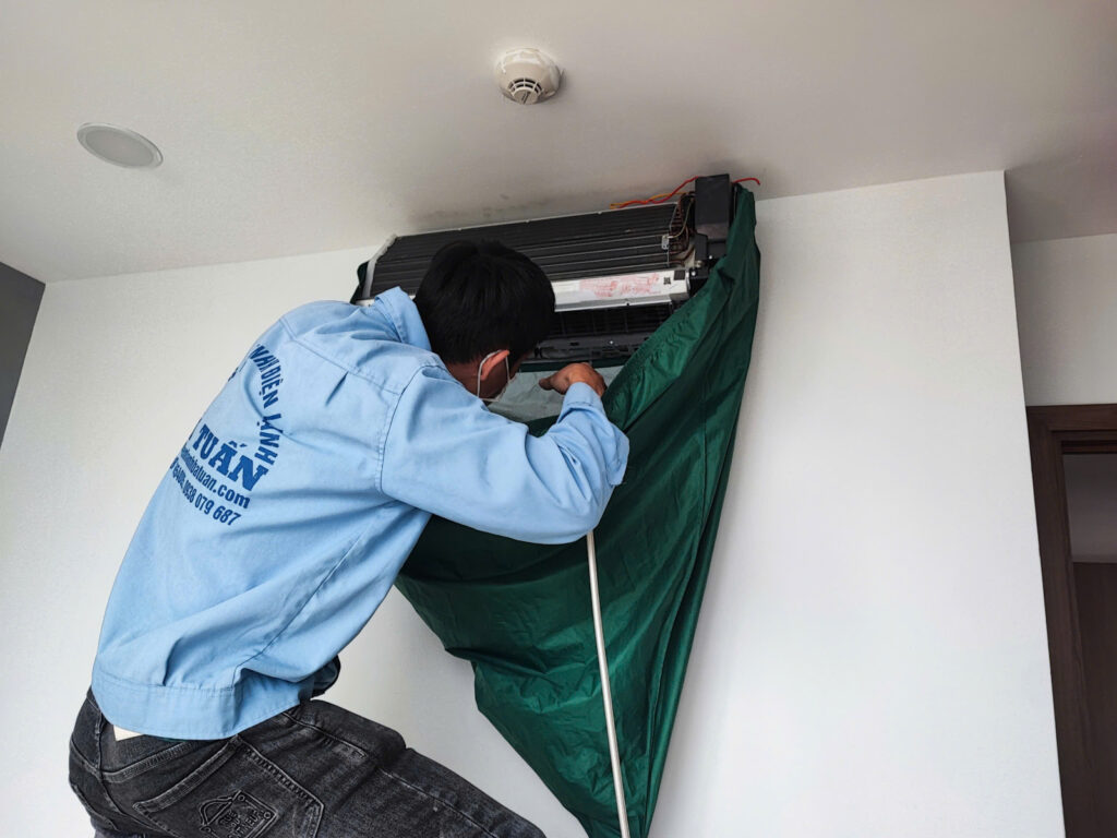 Vệ sinh máy lạnh - Điện Lạnh Bá Tuấn
